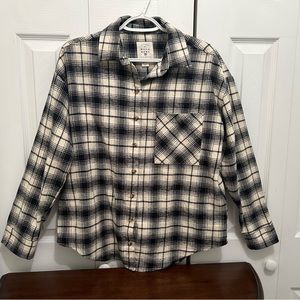 Billabong Women’s Black & White long sleeved flannel shirt